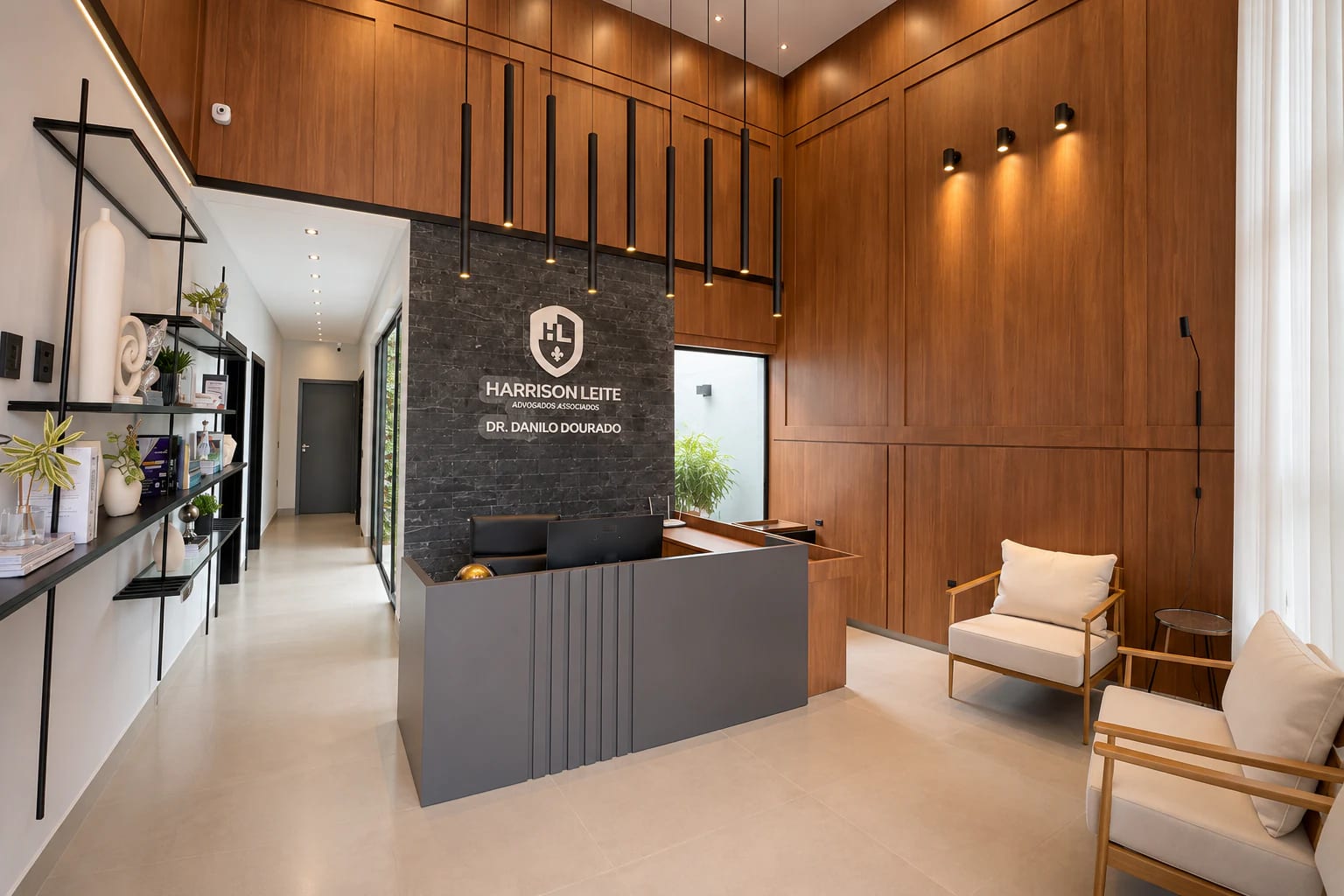 Recepção da unidade de Irecê, com parede de pedra escura e o brasão do escritório.